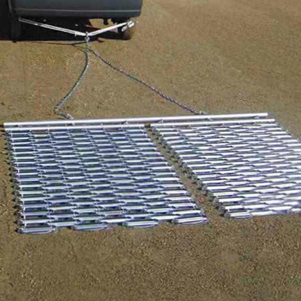 グラウンドやゴルフ練習場などの整備に最適な特殊マット。グラウンドなどを迅速、きれいに整備。より効率良く地ならしをするために開発された特殊マットです。グラウンドの広さや状態に応じて、最適な組み合わせが選べるのでたいへん便利です。従来より地なら...