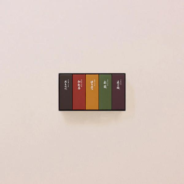 小形羊羹『夜の梅』『おもかげ』『新緑』『はちみつ』『和紅茶』各1点を詰め合わせました。大きさ15.0×8.6×2.3cm重さ307g賞味/消費期限製造から1年、到着日から8ヶ月前後