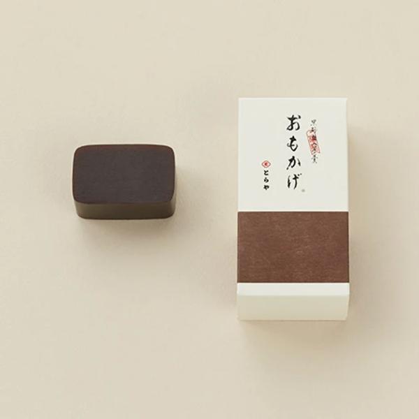 遠い日の面影を蘇らせる懐かしい黒砂糖の風味「おもかげ」とは、記憶に残る人や事物を思い起こさせる、奥ゆかしい言葉です。黒砂糖の独特の風味に、食べた懐かしい昔を思い出す方も多いことでしょう。とらやでは、沖縄・西表島産の黒砂糖を使用しております。...