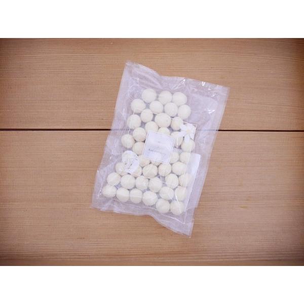 おたまやの生甘酒パウダと大豆ボールが融合した。体にやさしい発酵菓子。甘酒ボール。生甘酒ときな粉の風味と、中に入った大豆の食感がマッチした美味しいお菓子です。