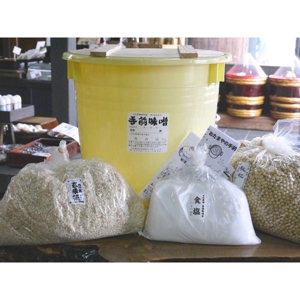 国産大豆については、発送時期によって品種が異なります。大豆の品種のご指定はできませんので予めご了承くださいませ。本格手作り味噌キットで、自分だけの美味しい味噌をカンタンに作ることが出来ます。さらに、詳しいイラスト入りの説明書が付属しますので...