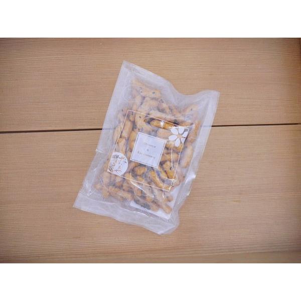 おたまやの天然醸造熟成味噌を粉末にして生地に混ぜて出来ました。味噌の風味と甘みが最高です！細身のかりんとうで、パリッっと香ばしく、甘さひかえめで直営店で人気の商品です。手頃でちょっとしたお遣い物に大変便利です。