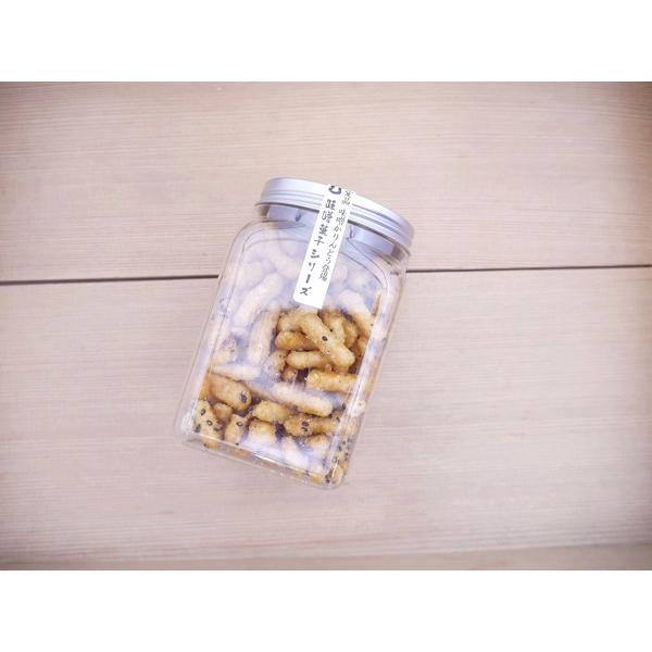 当店一押し味噌を粉末にして生地に混ぜて出来ました。味噌の風味が最高です！細身のかりんとうで、パリッっと香ばしく、甘さひかえめで直営店で人気の商品です。おしゃれなボトルは食べ終わった後に内面を洗って、自分の好きな入れ物、ＭＹボトルとして活用し...