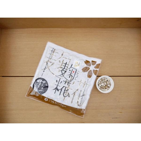 無農薬 有機肥料で育てた山形産のすずかおり小粒大豆を用い、48時間（3日間）かけて豆こうじを造り、その後じっくりと乾燥させて出来上がりました。もろみや豆味噌作り、また漬け物、その他の加工品にご使用頂けます。常温の涼しい所（暗所）で約8ヶ月の...