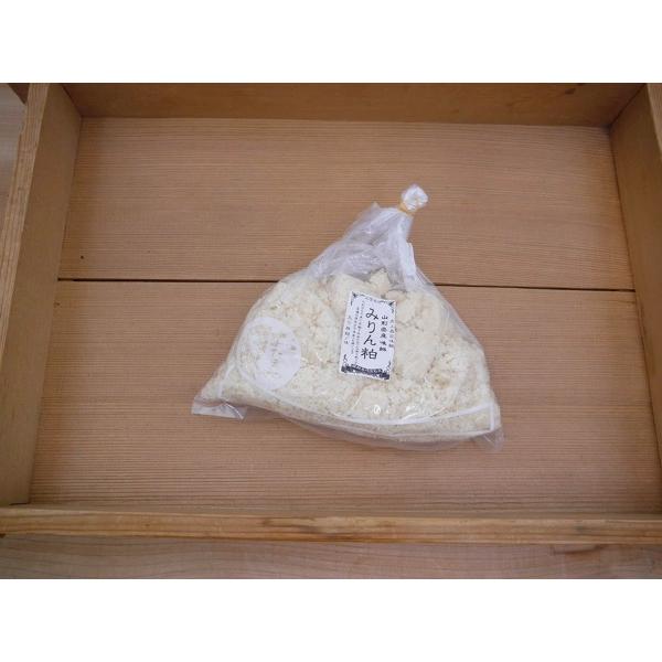地元山形の蔵で製造時にとれたみりん粕となります。ほのかな甘みがあり、お料理やコクだし調味料、製菓材料としてご利用頂けます。発送は常温便で問題は御座いませんが、到着後の暖かい時期での長期保存は冷蔵庫で保存願います。【その他の情報】■みりん粕は...