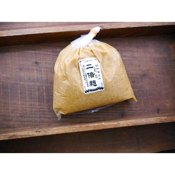 通常の2倍の米麹で仕込んだ米麹たっぷりの20割麹 7ヶ月熟成味噌です。麹歩合を高める事により熟成期間を短く出来、ハイスペックの味噌を価格を抑え販売出来るようになりました！直営店で大人気のお味噌になります。味噌酵母が常に活性している発酵中の白...