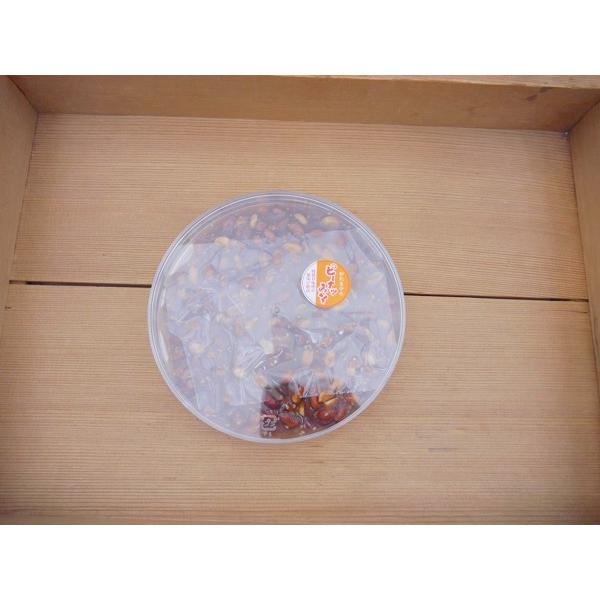 当店自慢の甘味噌と香ばしさ抜群のピーナッツを入れて出来ました。味噌が柔らかく仕上げておりますのでお子様からお年寄りまで幅広くお召し上がり頂けます。お茶請けや甘党の方はお酒のおつまみにも最適なおやつ味噌です。お遣い物にも便利な化粧ケース入りです！