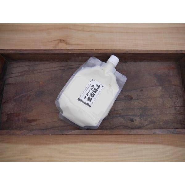 大人気！吟醸酒粕生ペーストに機能性と保存性また実用性を兼ね備えた600gパウチ入りです。最近はミキサーやフードプロセッサーなどで挽くレシピなどが掲載されておりますが完全なペーストにはほど遠いものがあります。弊社は昔から石臼式特殊粉砕機で、ナ...