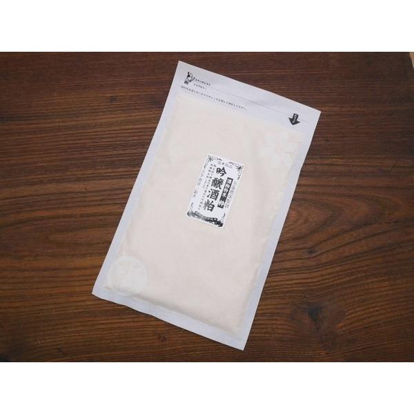 地元酒蔵の生酒粕を当店で低温にて乾燥粉末致しました。半乾燥の状態で熟成させて旨みを引き出した製品『酒粕粉末 粋』です！吟醸酒粕粉末 無調整よりも、甘みと旨みが多く御座います。粉末色は黄色みがかった、クリーム色が特徴です。これは甘みとうまみが...