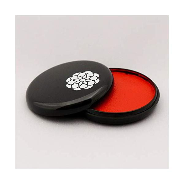 【商品概要】【容器】樹脂（ベークライト）【朱肉】 有機顔料使用　/　艾（もぐさ）使用【商品説明】説明お求め易い価格でありながら、朱の色合いとバリエーション、キメの細やかさなど、上質さに妥協のないコストパフォーマンスの高い練り朱肉。朱肉はほん...