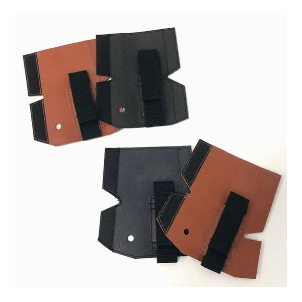 楽器を手の汗や脂から守る本来の機能に加え、小指の負担を手の甲全体に分散させて軽減させるストラップ機能も併せ持っています。本革を使用し、裏面（楽器に接する面）には防水加工を施して汗が楽器に付着するのを防ぐなど、手にも楽器にも優しいプロテクター...