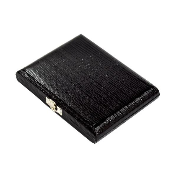 外装表面の素材には日本製の「うるし紙」を使用しております。（うるしのかぶれ等はございませんのでご安心ください）。※【ブラック】につきまして、うるし紙の特徴でもあります紙の凹凸エンボス加工により本体と紙の間に空気が混入されておりますが、製品に...