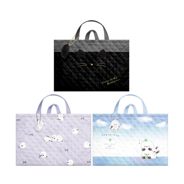 【ネコポス送料込み】新学期、入園や入学の必需品であるレッスンバッグ。短め持ち手付きで、机のフックにかけても床につきずらい仕様に。キルティング素材なのでソフトな手触りで丈夫な仕上がり。お名前を書き込めるタグが内側に付いていて安心です。■本体素...