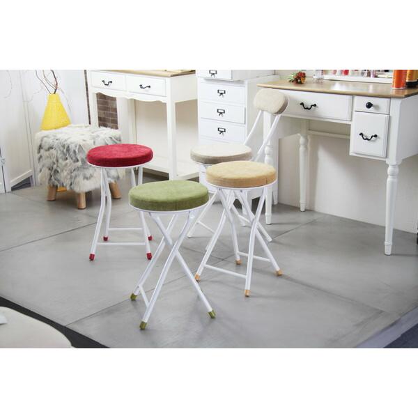 【北欧デザインのシンプルな折りたたみスツール】コンパクトながらも座面にクッションが備わり、快適な腰掛けを提供します。隙間収納にも活用でき、カウンターやバーでの使用にも適しています。キャップ付きの脚部とロック機能が安定感を提供し、スチール製の...