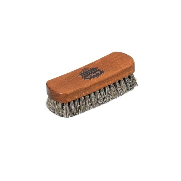 ブラウン/中/7098・パッケージ個数:1・革のホコリ落とし、仕上げのブラッシング用の馬毛ブラシです。毛先がしなやかなため、皮革製品の表面やコバ周りのホコリ落とし、革用ケアクリームを塗った後の仕上げのツヤ出しにおすすめです。・サイズ：毛の長...