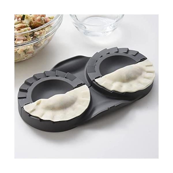 餃子メーカー・ブラック  A-77694・・Style:餃子メーカー・【しっかり密着で中身がこぼれにくい】皮の密着度を高める独自の「凸形状」で、中身がこぼれるのを防ぎます。・●本体サイズ:幅20×奥行11×高さ2cm/(収納時)幅20×奥行...