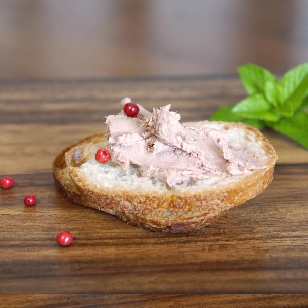 新鮮な鴨のレバーです。鶏のあっさりしたレバーに比べて鴨独特の風味があります。エネルギー代謝に関与し成長を促進、「発育ビタミン」「美容のビタミン」などと言われる ビタミンB2が多く含まれています。 牛肉の2倍、豚肉の4倍、鶏肉の6倍と鴨肉は鉄...