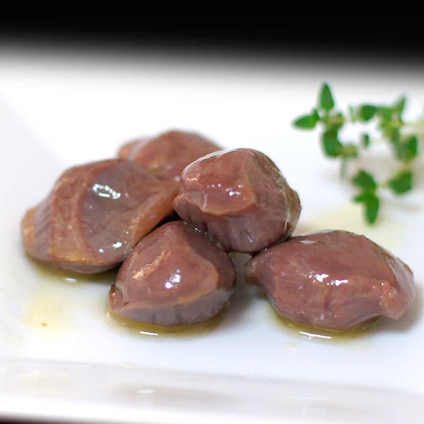 新鮮な鴨の砂肝です。鶏より大きめでこりこりっと食べ応えあります。砂肝は、新陳代謝に関わる亜鉛、赤血球のもとになるビタミンB12、鉄分が豊富で、葉酸やコレステロールも鶏ももなど他の部位より多めに含まれます。串焼きなどの和風だけでなく、コンフィ...