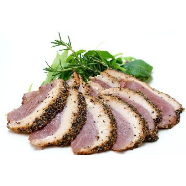 紅茶鴨は、 紅茶を餌に混ぜて飼育されたとても美味しい鴨肉です。 鴨のロースを特別に調合した胡椒風味のパストラミです。半解凍で少し斜めにスライスして盛り付けます。