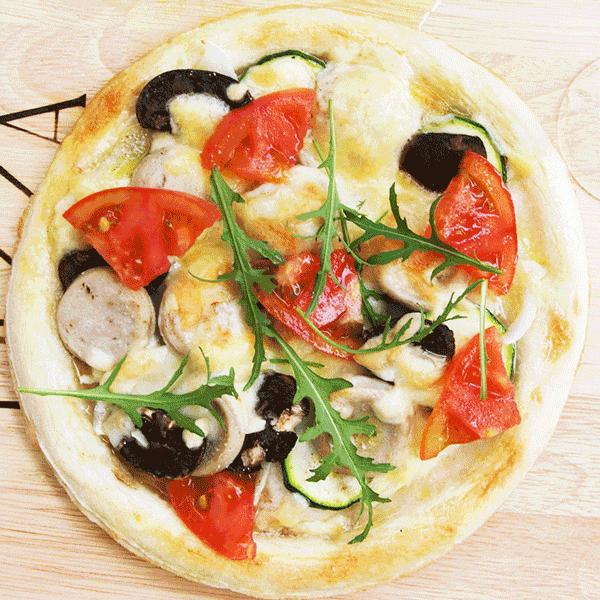 もちっとした食べ応えある食感と生地の美味しさが特徴。お好みの具材を乗せて焼いたら美味しいオリジナルピッツァのできあがり。気軽に美味しいピッツァづくりが楽しめます。【おすすめの召し上がり方】  1． まず冷凍状態のままあらかじめ２５０℃に熱し...