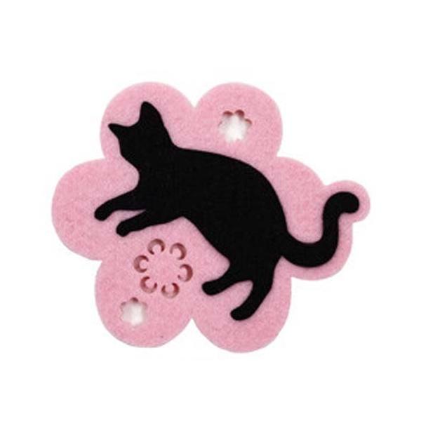 まるで猫が机の上で遊んでいるような、フェルト素材のコースターです。お気に入りのカップと一緒に使えば食卓が華やかになります。黒猫のシルエット部分は取り外せます。サイズ：約W10×H10cm素材：フェルト【ゆうパケット可】