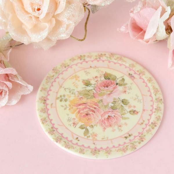 エレガントな薔薇柄のメラミンコースターです。テーブルやデスクの上に美しいアクセントをプラスしてくれます。エレガントで上品なデザインは、お部屋をぐっと引き立ててくれること間違いなしです。※耐熱温度が100℃ですのであまり高温のものは乗せないで...