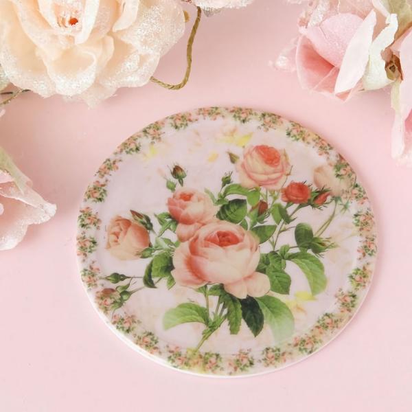 エレガントな薔薇柄のメラミンコースターです。耐熱温度が100℃ですのであまり高温のものは乗せないでください。たわし等で磨くと傷が付く恐れがあります。サイズ：直径10cm素材：メラミン樹脂【ゆうパケット可】