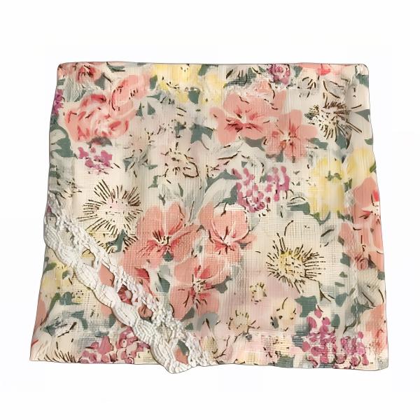 花柄にレースをあしらったエレガントなコースターです。柔らかい布素材で、飲み物をしっかり受け止めてくれるので、安心してご使用いただけます。一枚一枚手作りの為、柄の出方やサイズに違いがありますのでご了承ください。サイズ：約10×10cm素材：綿...