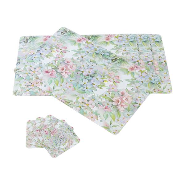 優雅な花柄が魅力的な、ランチョンマットとコースターの4点セットです。グリーンを基調としたデザインは、テーブルを華やかに彩り、日常の食卓を特別な空間に演出します。耐久性に優れた素材を使用しているため、長くお使いいただけます。サイズ：ランチョン...