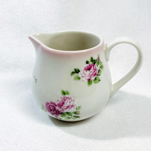 食卓に華やぎを添えるクリーマーです。美しい薔薇のデザインは、特別なティータイムやおもてなしのシーンで優雅な雰囲気を演出します。クリーミーなミルクやクリームをサーブするための使い勝手の良いサイズ感が魅力です。日常使いから特別な日の演出まで幅広...