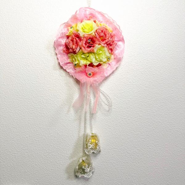 造花とレースのコラボレーションがとてもステキです。お部屋のインテリアやドアノブなどにかけて飾ってください。きれいな鈴の音に癒されます。サイズ：長さ40cm×幅17cm