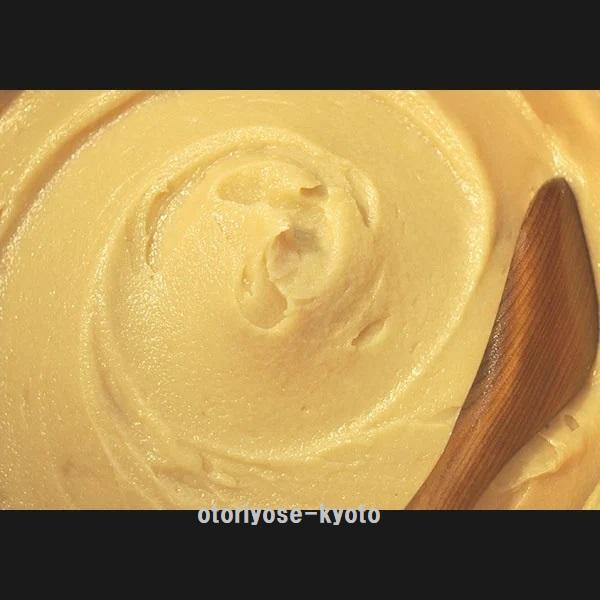 西京白味噌は、米麹の上品な甘さと淡黄色の美しい色合いが特徴です。西京白味噌で作る「京雑煮」はまったりした味わいで、京都のお正月には欠かせません。西京白味噌は「酢味噌和え」や「田楽料理」、「風呂吹き大根」など色々なお料理にお使いいただけます。...