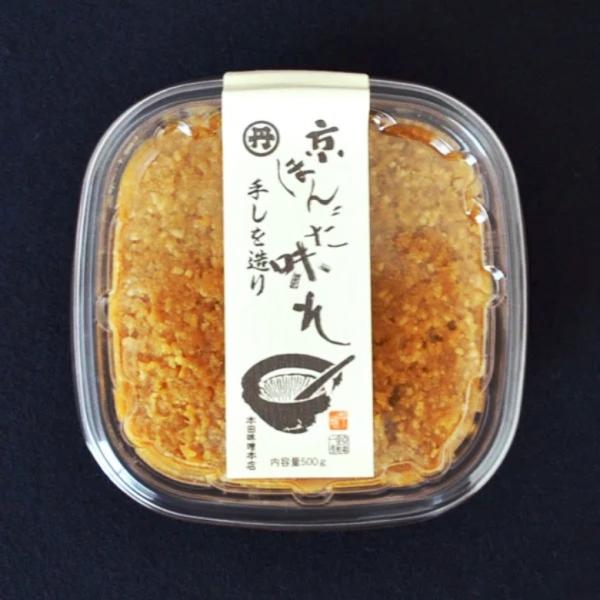 選りすぐった原料を用いて醸造した逸品。旨味、辛味、甘味が見事に調和した香り高いお味噌です。春キャベツや玉ねぎなど、お野菜をいっぱい使ったお味噌汁にお勧めです。【内容量】500ｇ〜1kg【お味の目安】中口（少し辛口よりの中口）【タイプ】荒漉し...