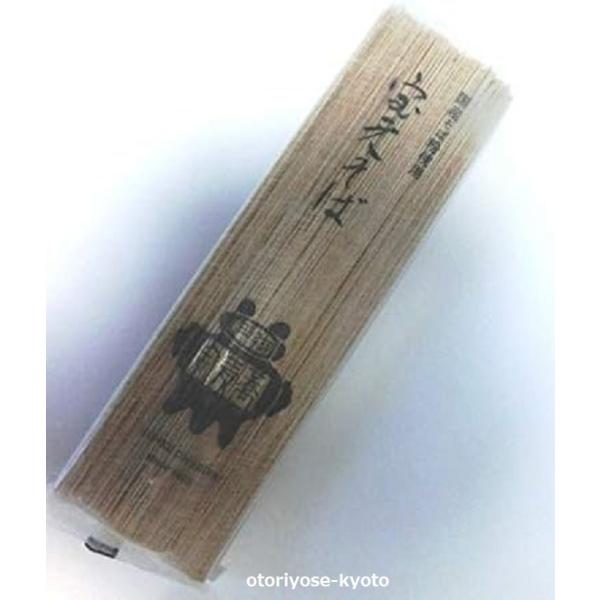 昆布は利尻昆布、蕎麦粉は北海道音威子府産、そして大切なのは「水」です。何よりも水にこだわった十五代目は、京都〓島屋7階に店をつくる際に、50メートルの深さの井戸を掘って、地下水を汲み上げることを条件に出店したほど。今も本店と同じ水質で出汁も...