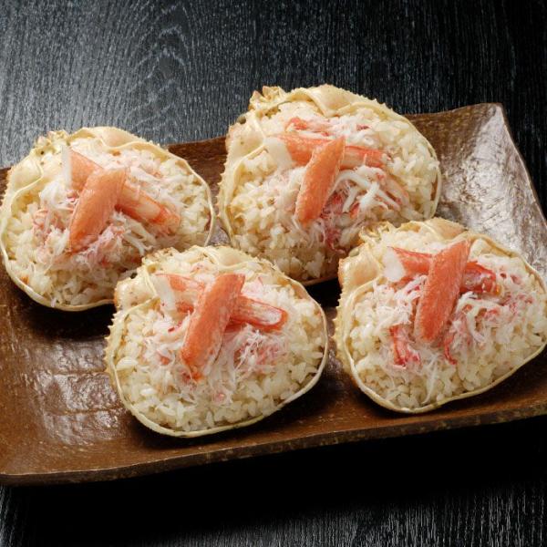 漁師の晩ご飯として親しまれていた、カニの旨みたっぷりの伝統料理。甲羅に北海道産のもち米ご飯をたっぷり詰め、その上にズワイガニの脚肉とほぐし身をのせた。ご飯はカニの身汁のみで味付けし、余分な調味料は一切使っていない。レンジで温めて食す。【おす...