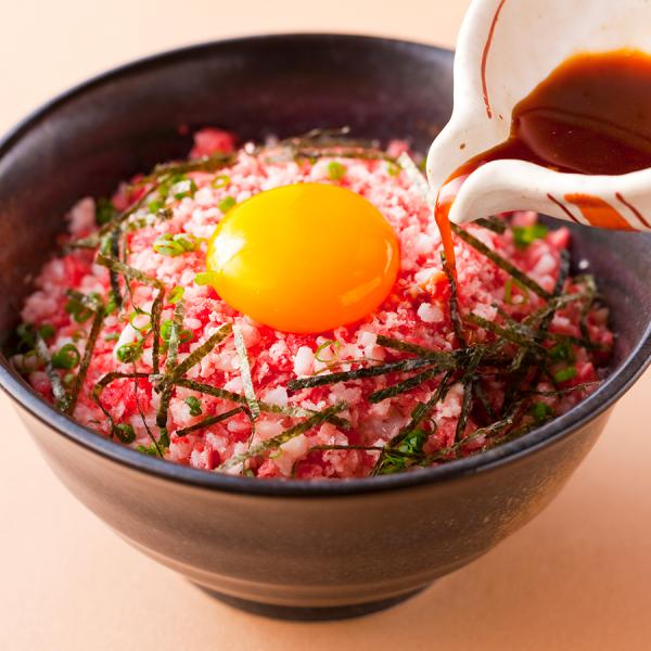 通常の黒毛和牛の脂の融点は約26℃ですが、これに対して、松阪牛は約17℃と低く、口に入れたとたん脂がとけて甘みが広がります。この特徴を利用して、生肉をフレークにして冷凍しました。そのまま熱々のご飯にのせるとさっと溶けて、松阪牛の丼が完成しま...