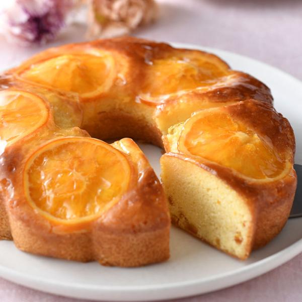 香川県産ネーブルオレンジをケーキにしたいとの思いから誕生した一品。果実を希少糖入りのシロップで柔らかく煮込み、贅沢なコンフィチュールにしてトッピング。果汁を染み込ませた生地に皮も入れ、余すところなく楽しめる。爽やかな香りが鼻に抜け、しっとり...