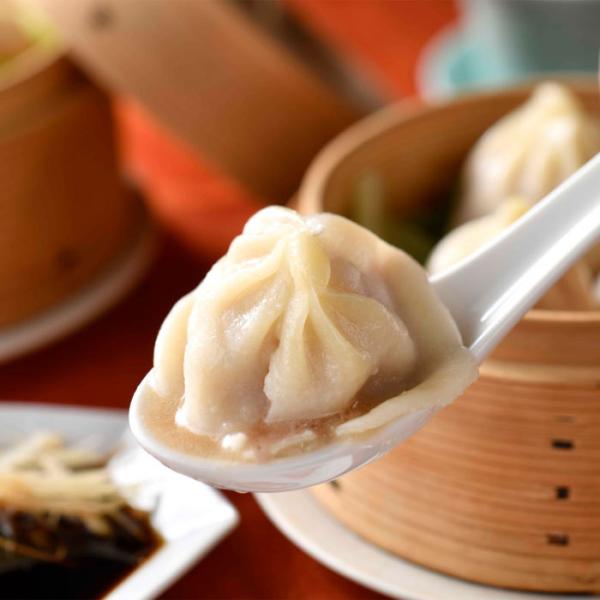 薄いながらも弾力のある皮に、豚皮を長時間煮込んだスープがたっぷり。東京・新宿『満月盧』といえば、この小籠包だ。餡には国産豚肉を使い、頬張ればそのコクとスープの相乗効果で風味豊かな肉汁が炸裂。蒸し器で17分蒸すと店と同じ味に。