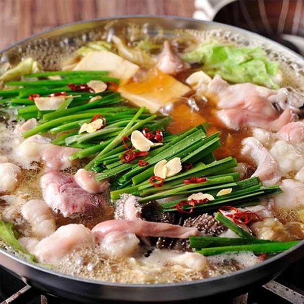 熟練のプロが目利きし、手作業でカットした新鮮なモツを使用。ヒモ（小腸）やギアラ（胃）など、さまざまな部位の旨みをストレートに生かすのは、カツオ＆昆布ベースのあっさり醤油ダシだ。モツと和風ダシの繊細なマッチングを楽しんで。