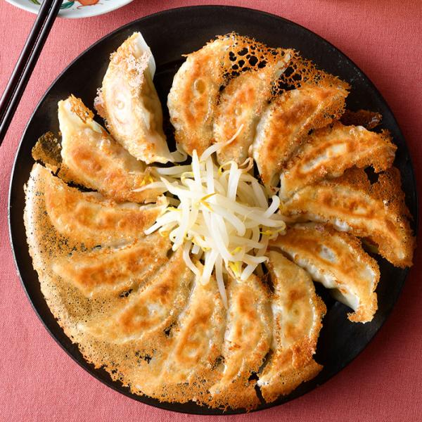 浜松で55年。地元民に愛される餃子はジューシーながらあっさり。秘密は農家の採れたてキャベツを粗刻みして餡にふんだんに使っているから。その甘みと食感が、国産豚肉の旨み、にらやねぎとともに口中で躍り、タレなしで旨い。パリッと仕上がる皮との一体感も◎。