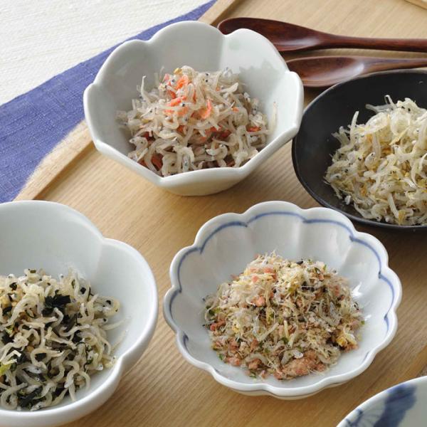 北前船の寄港地として、全国の名産が集まった尾道だからこその味。国産昆布を食べやすく刻み、ごまと国産ちりめんを混ぜ合わせた「昆布ちりめん」、胡麻の香りと海老の旨みが口いっぱいに広がる「海老ちりめん」など４つの味わいをセットに。