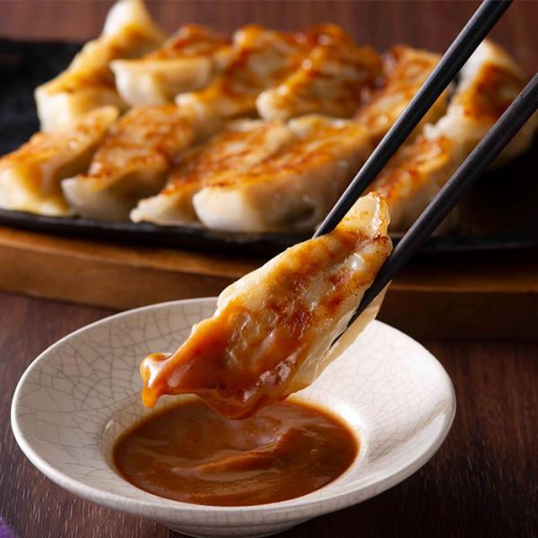 三代続く老舗餃子専門店。神戸ポークに神戸ビーフをブレンドしたこの一品は、国産野菜と赤穂の天然塩のみで味付けし、ニンニクや添加物（うまみ調味料）などは不使用。上質な肉の持ち味を生かしたリッチなテイストが自慢だ。添付の味噌ダレを付ければ、旨みの...