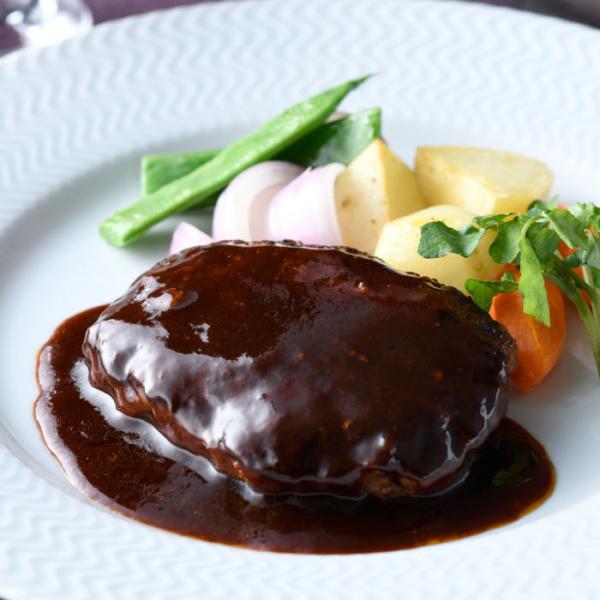 フレンチの鉄人・坂井氏が手がけるハンバーグ。しっかり焼き目を付けることで肉の旨みを閉じ込めた、ジワッとくる美味しさだ。こだわりのデミグラスソースは、野菜をたっぷり使った甘さと酸味が生き、しつこくないのが嬉しい。