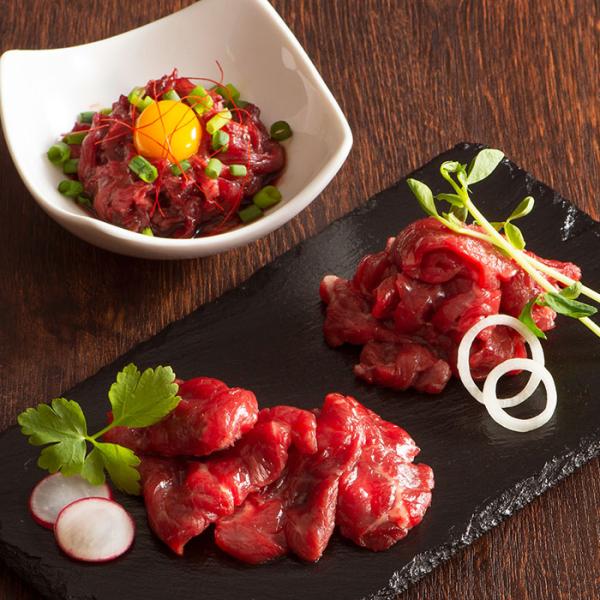 熊本の牧場から直送される美しい馬刺し。飼育から加工まで一貫管理され、臭みはなし。サシの甘みがなにより格別だ。旨みと酸味が心地いい上赤身、甘めのタレが絡むユッケが揃い、最高の酒肴に。