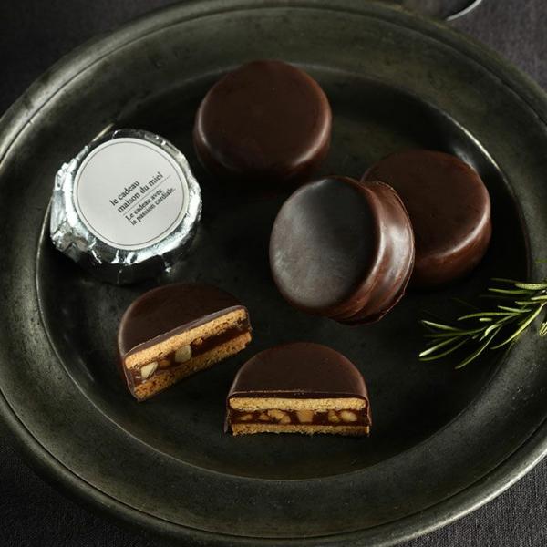 ねっとりとしたキャラメルガナッシュと香ばしいマカダミアナッツを、北海道産バターたっぷりのサブレでサンド。そこに、ミルク×ビターのクーベルチュールチョコレートを重ねた一品。リッチな構成だがしつこくなく、ほろ苦さと広がる香りが印象的だ。名古屋の...