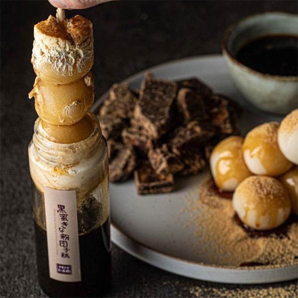 老舗団子屋さんとのコラボにてお芋とお団子の和スイーツが出来ました。団子はもちもちっと柔らかく甘さをほんのりのせた一口サイズの串団子。おしるこ餡は、深みのある黒糖を入れて味わい深い仕上がりにコクのある甘みにお団子を入れて後味はさっぱりとした仕...