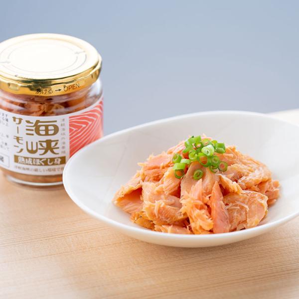 津軽海峡の荒波が育てた極上のサーモンを塩のみで数日間、温度、状態等を見極めながら熟成させ、粗めの焼きほぐしにしました。凝縮した旨みを楽しめる自慢の逸品です。おにぎりの具やお茶漬け、チャーハン、パスタにも。