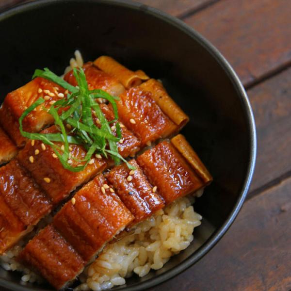 アナゴ商品2点のギフトセットです。初めての方におすすめのセットです。穴子が本来持つ風味や柔らかな食感を極限まで引き出すために、独自の製法で作っています。じっくりと時間をかけて煮出したあなご出汁に独自ブレンドのタレを混ぜ合わせた、特製のタレを...