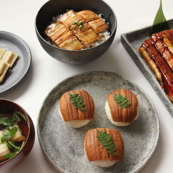 島根県産穴子を使用したギフトセットです。アナゴ商品に加え、弊社の目利きが選別した格別なあなご1本を白焼きにしてご用意いたしました。あなごが本来持つ風味や柔らかな食感を極限まで引き出すために、独自の製法で作っています。じっくりと時間をかけて煮...