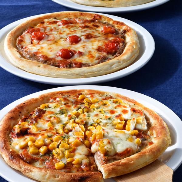 牛・豚・合挽きのハンバーグを、それぞれ生地に敷き詰めて3種のピザに。牛挽き肉にはトマトの酸味を合わせ、合挽き肉バージョンには爽やかなバジルをトッピング。豚挽き肉仕立ての1枚はコーンの甘みとオーロラソースでコク深く。どれも肉汁が染みた生地まで...